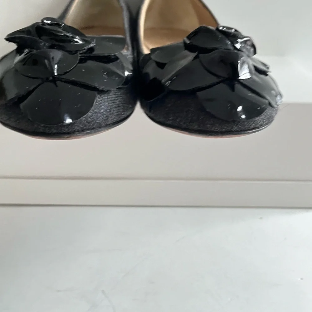 Manolo Blahnik gray flannel flats with black patent flower 38